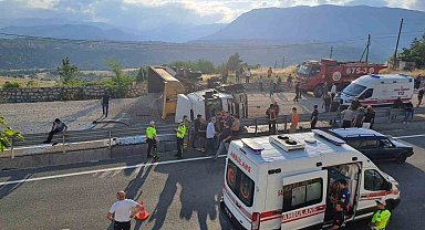 Devrilen çakıl yüklü tır alev aldı: 1 yaralı