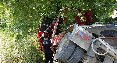 Devrilen çekici çınar ağacına takıldı sürücü araç içinde sıkıştı