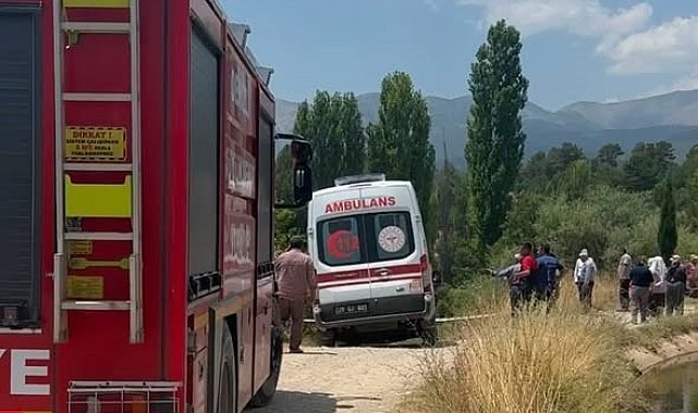Devrilen traktörün üzerinden yola savrulan genç kadın hayatını kaybetti