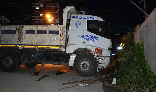 Direksiyon başında fenalaşan sürücü, istinat duvarına çarptı