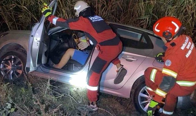 Direksiyon hakimiyetini kaybeden sürücü kanala uçtu