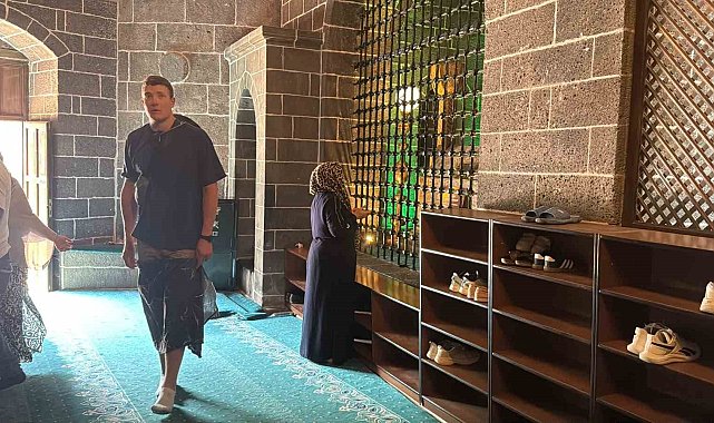 Diyarbakır'da Fransız turistten cami adabı hassasiyeti: Erkek turist bacaklarını tülbentle kapattı