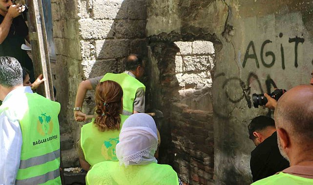 Diyarbakır'da metruk yapıların yıkımı sürüyor
