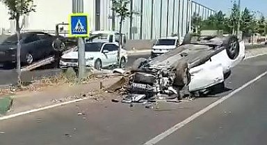 Diyarbakır'da refüje çıkan otomobil takla attı: 1 yaralı