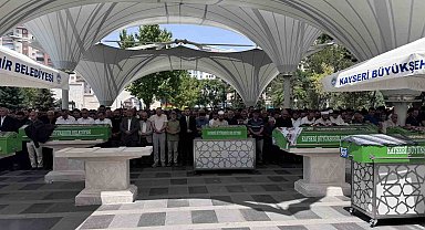 Düğün konvoyundaki kazada hayatını kaybeden genç kadın toprağa verildi