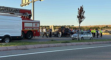 Düğün konvoyundaki otomobil bariyerlere çarptı: 1 ölü, 3 yaralı