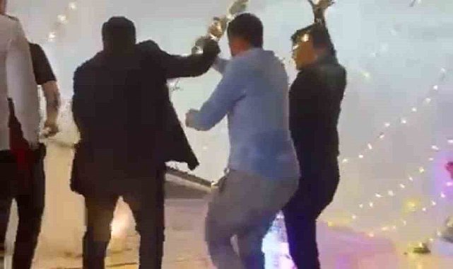 Düğünde oynayanların üzerine tente devrildi, eğlence kısa aranın ardından devam etti
