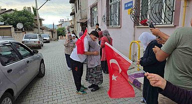 Dünya üçüncüsü milli güreşçi, baba ocağında coşkuyla karşılandı