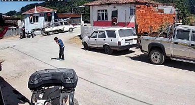 Duygulandıran bayrak hassasiyeti: 12 yaşındaki Eren Atatürk portresini yerden alıp öptü