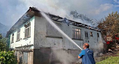 Düzce'de çıkan yangında tek katlı ev kullanılamaz hale geldi