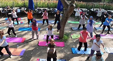 Efeler'de açık havada yoga zamanı
