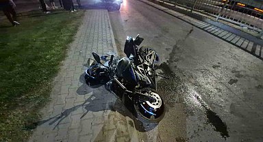 Ehliyetsiz sürücünün kullandığı motosiklet kaldırıma çarptı: 1 yaralı