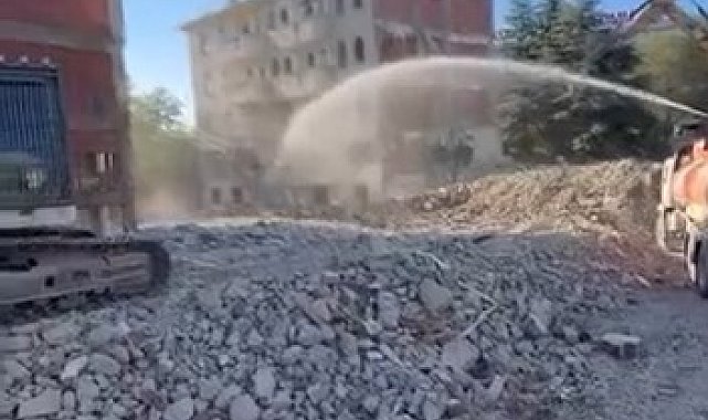 Elazığ'da 5 katlı bina korna sesi ile yıkıldı