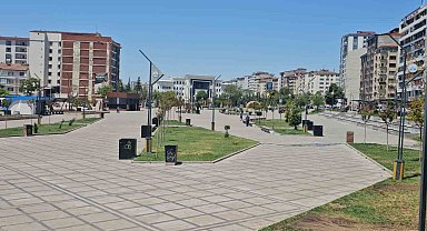 Elazığ'da kavurucu sıcaklardan dolayı cadde ve sokaklar boş kaldı