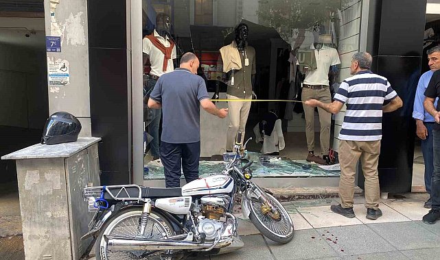 Elazığ'da otomobille çarpışan motosiklet mağazaya girdi: 1 yaralı
