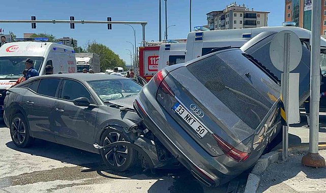 Elazığ'da otomobiller çarpıştı: 5 yaralı