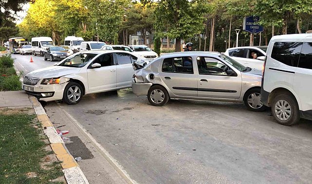 Elazığ'da zincirleme trafik kazası: 3 yaralı