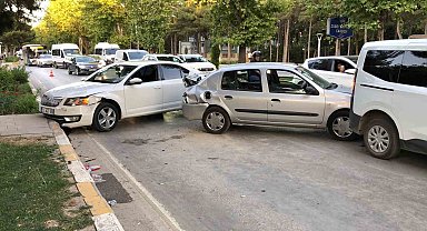 Elazığ'da zincirleme trafik kazası: 3 yaralı