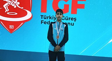 Eleşkirtli Berat Çelik minderde Türkiye şampiyonu oldu
