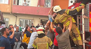 Engelli çocuk itfaiye ekiplerince yangından kurtarıldı