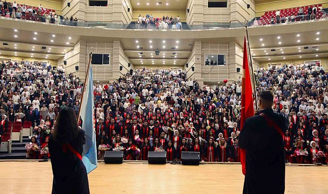 ERÜ Eğitim Fakültesi yeni mezunlarını verdi