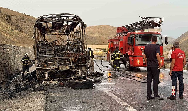 Erzincan-Sivas yolunda yolcu otobüsü alevlere teslim oldu