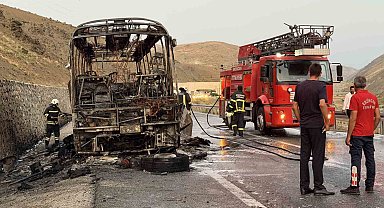 Erzincan-Sivas yolunda yolcu otobüsü alevlere teslim oldu