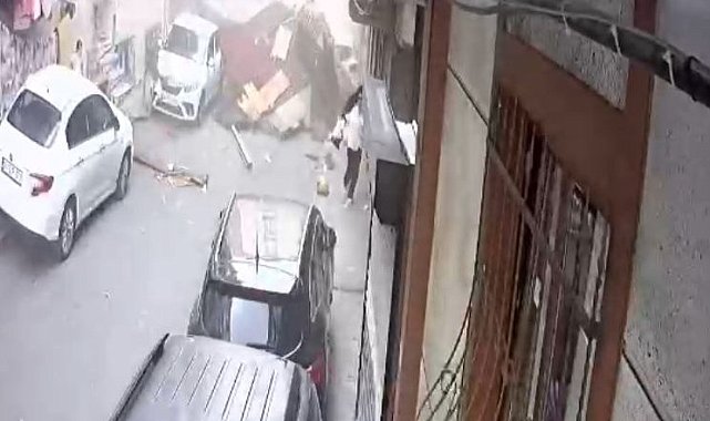 Esenler'de fırtınada çatı sokağa uçtu: Çocuklar çatının altında kalmaktan son anda kurtuldu