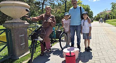 Eskişehir'de 2 minik simitçi ilgi odağı oldu