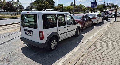 Eskişehir'de 3 aracın karıştığı zincirleme trafik kazası ucuz atlatıldı