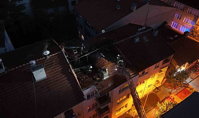 Eskişehir'de 4 katlı binanın çatısında yangın çıktı: Dumandan etkilenenler var