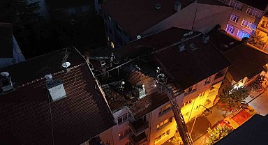 Eskişehir'de 4 katlı binanın çatısında yangın çıktı: Dumandan etkilenenler var