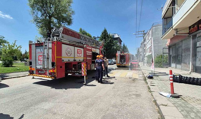 Eskişehir'de iş yeri yangını, dumandan etkilenen 6 kişi hastaneye kaldırıldı