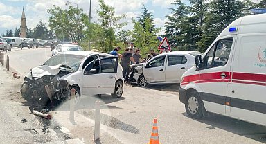Eskişehir'de kafa kafaya çarpışan araçlar hurdaya döndü