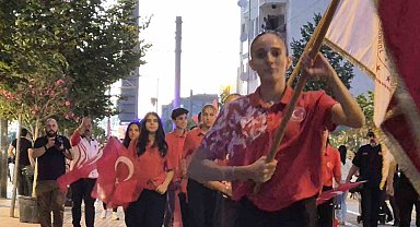 Eskişehir'de milli sporculardan 15 Temmuz'a özel Sancak Koşusu