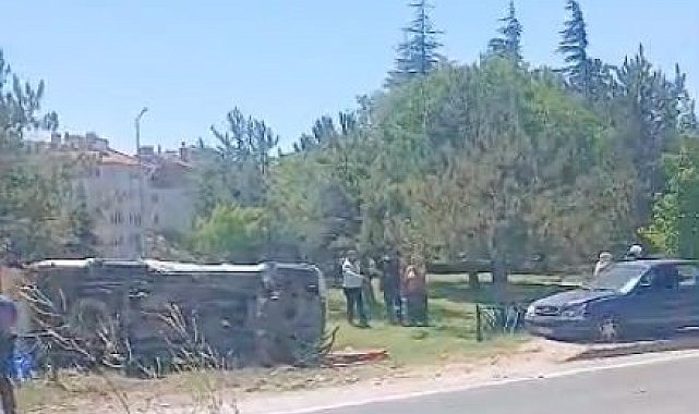Eskişehir'de otomobil yol kenarına devrildi