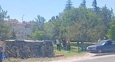 Eskişehir'de otomobil yol kenarına devrildi