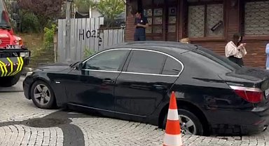 Eyüpsultan'da seyir halinde otomobil çöken yola düştü