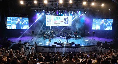Festival sahnesinde binlerce kişi Ümit Yaşar şarkılarıyla buluştu