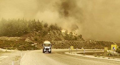 Fethiye-Antalya karayolu yangın nedeniyle trafiğe kapatıldı