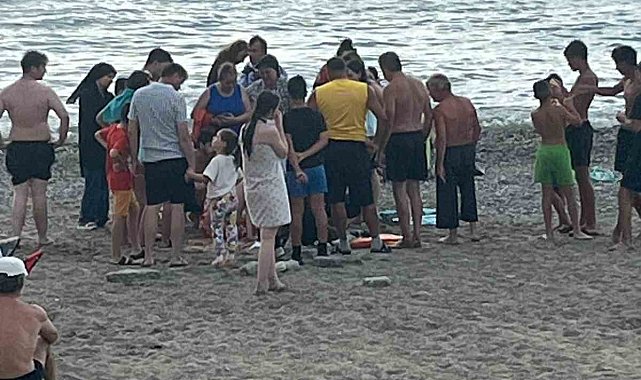 Filyos sahilinde korkutan anlar, kramp giren vatandaşı cankurtaranlar kurtardı