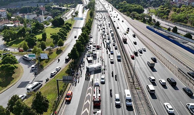 FSM köprü çıkışında banka personelini taşıyan midibüs devrildi: 21 yaralı