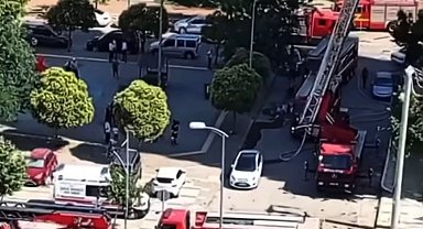 Gaziantep'te 14 katlı apartmanın çatısında çıkan yangını itfaiye söndürdü