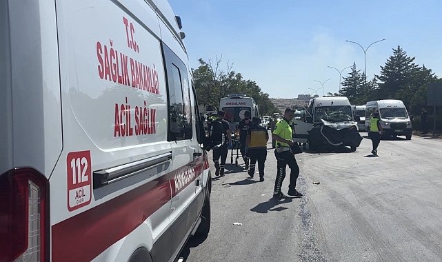 Gaziantep'te işçi servisi tıra arkadan çarptı: 11 yaralı