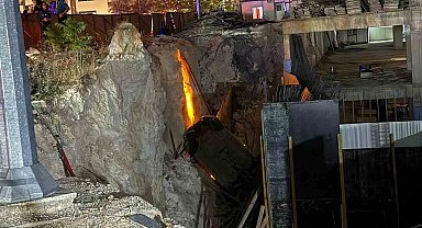 Gaziantep'te kaza sonrası savrulan araç inşaat çukuruna uçtu: 2'si ağır 3 yaralı