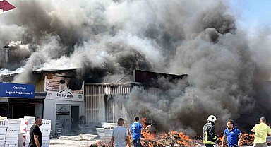 Gazipaşa'da inşaat malzemeleri deposunda yangın