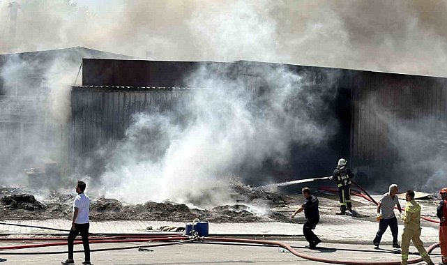 Gazipaşa'da inşaat malzemeleri deposundaki yangın kontrol altına alındı