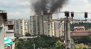 Gebze'de bina çatısı alevlere teslim oldu