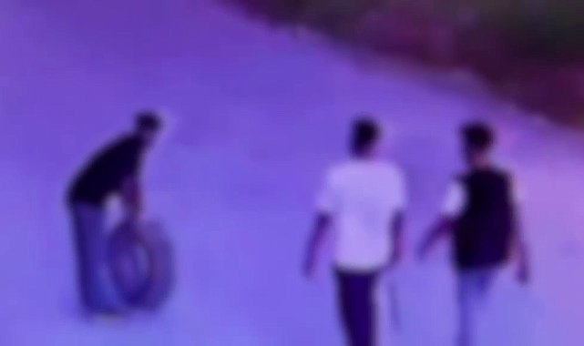 Gece yarısı aracın lastiği patlayınca başka aracın yedek lastiğini çaldılar: O anlar kamerada