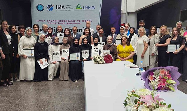 Geleceğin moda tasarımcıları Bursa'da sertifikalarını aldı